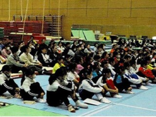 開講式でご挨拶する長澤稔子副会長、以下の写真は研修会の様子